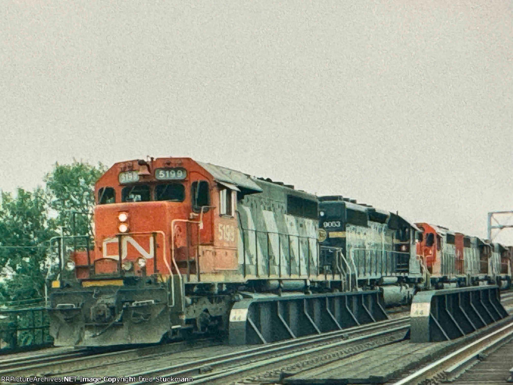 CN 5199 & MKCX 9003.